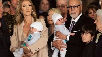 Celine Dion com Nelson, em seu colo, e Eddy, com o marido, René - REUTERS