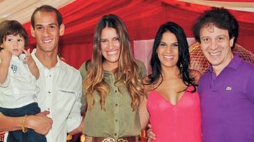 Rodrigo Souto, craque do São Paulo, com sua Gabriela Souto (de rosa), festejam os 2 anos de seu filho, Gabriel, com Andréa Guimarães, que assina o décor da festa, e o ator Eduardo Martini. - CEIA WEISS, EDU ANDRADE, FREDY UEHARA, LILICA MATTOS, LORENZO FABRI, MARCELO LIMA, MARINA DEIENO ALTENFELDER, PATRÍCIA TARTARI, RONIRA FRUHSTUCK E SILVIA PERLOV