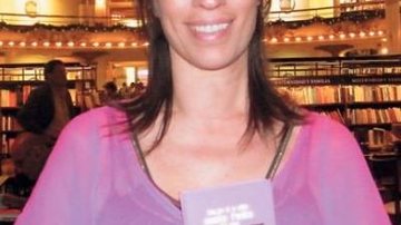 A joalheira Elisa Stecca lança Hoje é o Dia Mais Feliz da Sua Vida, em Buenos Aires, e segue com a poética proposta de passar um período vestindo rosa, sua cor do coração. - ANDRE VICENTE, CASSIANO DE SOUZA/CBS IMAGENS, FERNANDO CASSINI, JULIANA CENSI, LEONARDO GALI, MARCOS RIBAS, PATRÍCIA TARTARI, RENATO FRASNELLI, RICARDO PRADO E VAL GÓIS
