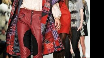 Na semana de moda londrina, na Inglaterra, Ana Beatriz Barros é o destaque do desfile de Matthew Williamson. - GETTY IMAGES