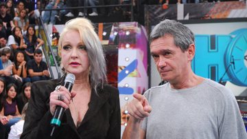 Cyndi Lauper e Serginho Groisman em gravação do 'Altas Horas' - TV Globo/Zé Paulo Cardeal