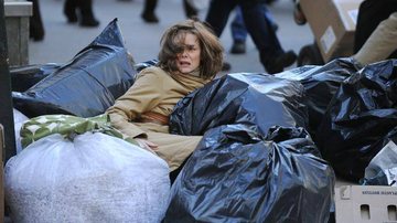 Michelle Pfeiffer cai no lixo em New Year's Eve - City Files