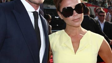 David Beckham e Victoria tiveram um casamento digno da realeza, que incluía trombeteiros e tronos de veludo vermelho para receber seus 236 convidados, que foram instruídos a vestir preto e branco - Getty Images