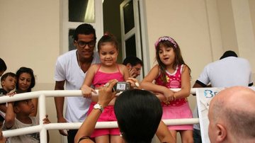 Marcello Melo é cercado por pequenos fãs no Rio de Janeiro - Graça Paes/Photo Rio News