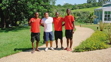 Thiago Suzano, do Spa Sport Resort, em Itu, interior de SP, recebe os atletas da seleção de futebol de Angola Manucho, Mingo Bile e Pataca. - ADRIANA JENNER, CADÚ NICKE, CLÉBER DE PAULA, DUDU PACHECO, JUAN GUERRA, FERNANDO TORRES, FLAVIA FUSCO, MEIRE VITALI, PAULO BAU, RICARDO RIBES E RODRIGO TREVISAN