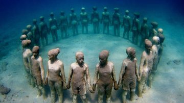 Mais de 400 estátuas feitas pelo artista Jason De Caires Taylor foram submersas no litoral mexicano - Divulgação