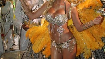Caroline Bittencourt cai no samba com fantasia glamurosa - AgNews