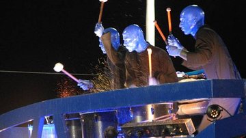 Blue Man Group no bloco de Carlinhos Brown em Salvador - Celso Akin / AgNews