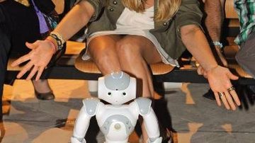 Flávia Alessandra brinca com o robô, mascote da trama de Walcyr Carrasco. - FOTOS: ANDRÉ DURÃO