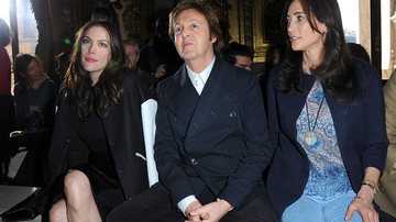 Liv Tyler, Paul McCartney e Nancy Shevell na primeira fila do desfile de Stella McCartney - Getty Images