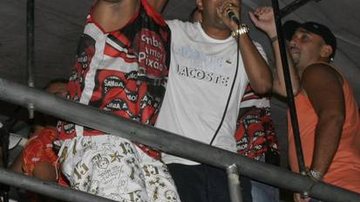 Ronaldinho Gaúcho canta com Dudu Nobre - THYAGO ANDRADE/PHOTO RIO NEWS