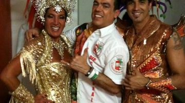 Latino e Lucila Diniz ao lado de Marco Antonio de Biaggi antes do desfile da Grande Rio - twitter/ divulgação
