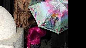Katie Holmes e Suri saem para passear com guarda-chuvas coloridos - City Files