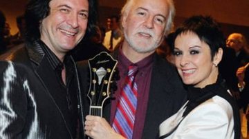 No Metropolitan Museum of Art, Nova York, o luthier John Monteleone felicita o músico Paul Ricci, à esq., e a cantora Mafalda Minnozzi, que fazem show para abrir a mostra Guitar Heroes, sobre os fabricantes de instrumentos de corda com caixa de - DELMÍNDIA COSTA, DON POLLARD, FERNNADO GUTIERRÉZ, MÁRCIA STIVAL, MARCOS RIBAS, MIRO, RENATA DE PAULA E ROBERTO VALVERDE