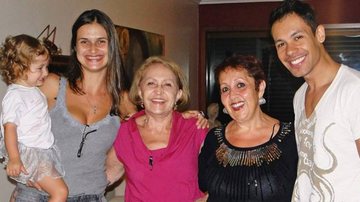 Amanda de Paula Bryant, a filha, Perla, a mãe, Edina de Paula, e a tia, Elita Oliveira, com Márcio Pereira, em SP. - BÉTE FARIA NICASTRO, CADÚ NICKEL, CRIS FUSCO, DUDU PAChECO, KRIZ KNACK, PATRÍCIA GARUTTI, PAUL hENRY, RAFAEL JOTA E ThIAGO MORAES