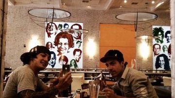 Gee Rocha e Di Ferrero almoçam juntos - Reprodução Twitter