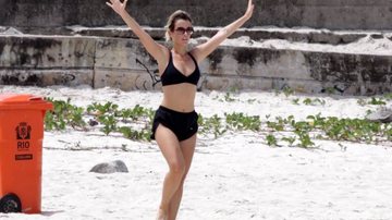 Juliana Didone se exercita na praia da Barra da Tijuca - Adilson Lucas / AgNews