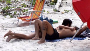 Paulinho Vilhena e Thaila Ayala namoram na praia - Adilson Lucas / AgNews