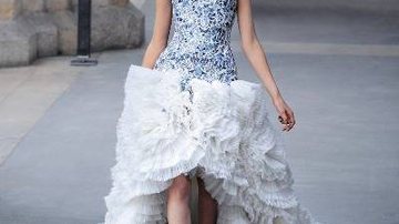 Modelo exibe na Semana de Moda de Paris o possível vestido que Kate usará em sua boda. - REUTERS
