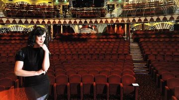 Durante viagem Rio- Buenos Aires, a bela curitibana admira o La Scala, principal teatro do transatlântico MSC Musica, cenário de sua estreia em cruzeiros. - MARGARETHE ABUSSAMRA / ABUSSAMRA PHOTOS
