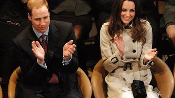 O primogênito do príncipe Charles assiste, ao lado de sua eleita, a um espetáculo teatral em um centro de jovens, em Belfast, na Irlanda do Norte. Ele pediu a mão de Kate no Quênia, na África, em outubro de 2010, e em novembro do mesmo ano, anunciou o - REUTERS