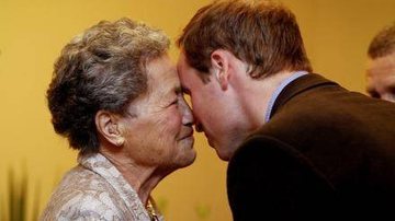 Príncipe William cumprimenta senhora maori - Getty Images