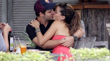 Mayana Neiva aos beijos com Rodrigo Lopez - AgNews
