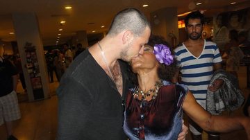 Elza Soares com o marido, Bruno Lucide - Photo Rio News