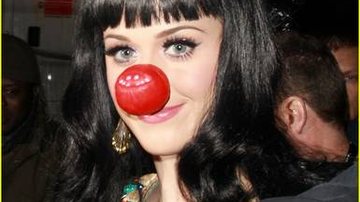 Katy Perry usa nariz de palhaço - Reprodução