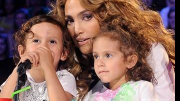 Jennifer Lopez e os filhos Max e Emme na gravação do 'American Idol' - Reprodução / RadarOnline