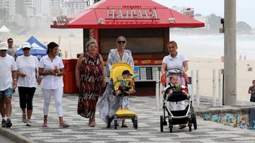 Adriane Galisteu passeia com o filho, Vittorio, a mãe, Emma, e a babá, na praia do Leblon - Wallace Barbosa / AgNews