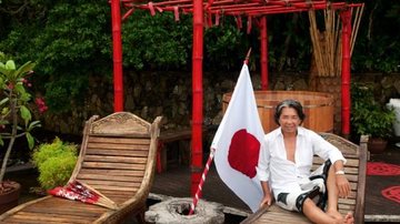 Na Ilha de CARAS, o renomado estilista faz questão de prestigiar o Deck Ofurô, com décor inspirado no Japão, onde revive suas origens. - SELMY YASSUDA/ARTEMÍSIA FOTOGRAFIA