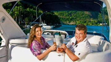 Juntos há dois anos e quatro meses, a Miss Brasil 1993 e o executivo navegam pela costa fluminense. O brinde à rotina com muitas viagens e surpresas. - RENATO VELASCO/RENATO M. VELASCO COM. E FOT.