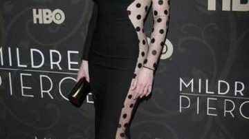 Kate Winslet usa vestido preto com bolinhas na pré-estreia de Mildred Pierce