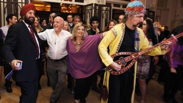 Casados desde 1981, Paulo e Christina dançam entre Satjiv e Murat na festa em hotel da Turquia. - FOTOS: ÁLVARO TEIXEIRA