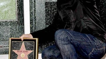 Bryan Adams recebendo estrela na calçada da fama de Hollywood - Bang howbiz