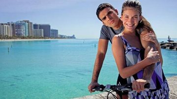 A modelo paulista e o namorado em passeio romântico pela praia de Bal Harbour, em Miami, nos Estados Unidos, cidade onde ele mora. - GUSTAVO LOURENÇÃO / GLFOTOGRAFIA