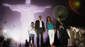 De mãos dadas com as filhas, Sasha e Malia, e a mulher, Michelle, o presidente dos EUA, Barack Obama, se emociona diante do Cristo Redentor, cartão-postal do Rio. - DANIEL FERREIRA/CB-D.A PRESS, FOLHA PRESS, JASON REED/REUTERS, ROBERTO STUCKERT/DIVULGAÇÃO, SéRGIO MORAES/REUTERS E WESLEY MARCELINO/REUTERS
