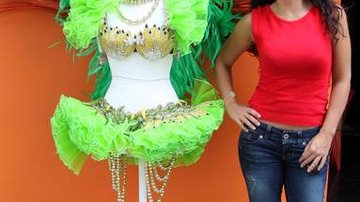 Suzana Pires doa fantasia que usou no carnaval para o Retiro dos Artistas - Gil Rodrigues/PhotoRio News