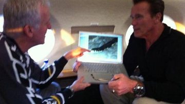 Arnold Schwarzenegger publicou foto no Twitter com James Cameron no avião de vinda ao Brasil - Reprodução