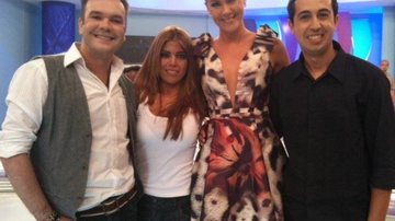 Ana com Raquel Pacheco e os jornalistas Felipe Campos e Thiago Rocha - Facebook