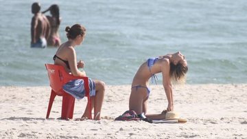 Praticante de yoga, Juliana Didone mostra flexibilidade em passeio na praia - AgNews/Dilson Silva
