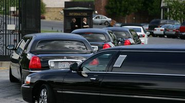 Limousines chegam ao enterro de Liz Taylor na Califórina - Getty Images