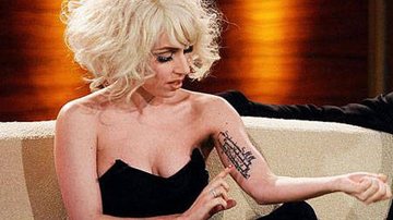 Lady Gaga mostra tatuagem no braço esquerdo - Reprodução