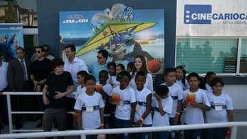 Jesse Eisenberg, Eduardo Paes, Carlos Saldanha e Anne Hathaway com os alunos - Ricardo Leal/Photo Rio News