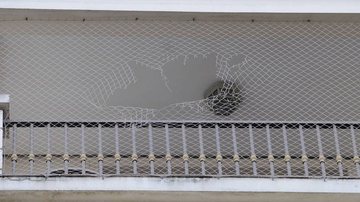 Buraco na rede de proteção da sacada do apartamento de Cibele Dorsa, local por onde ela caiu - Cassiano de Souza / CBS Imagens