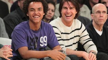 Tom Cruise e seu filho Connor em jogo dos Lakers - Getty Images