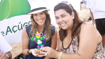Fabiana presenteou Fernanda com um boneco feito com tampinhas de garrafa - Murillo Tinoco / Divulgação