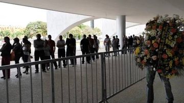 Pessoas fazem fila na porta do Salão Nobre - Agência Brasil