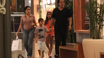 Glória Pires com o marido, Orlando Morais, e os filhos Ana e Bento - Marcos Ferreira / PhotoRio News